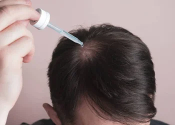 Anvisa alerta para risco de pelos excessivos em bebês por contato com minoxidil
crédito: Adobe Stock