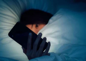 Jovem com celular crédito: Getty Images