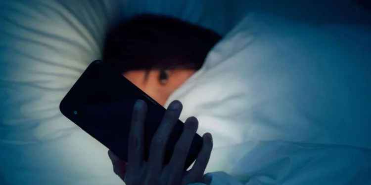 Usar celular antes de dormir piora qualidade do sono, diz estudo