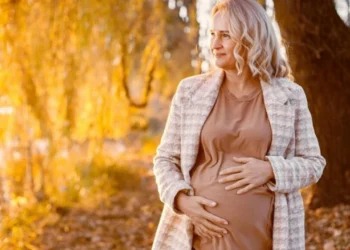 Quando a gravidez ocorre na menopausa, é preciso redobrar os cuidados devido ao maior risco de complicações crédito: Freepik