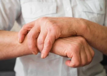 Aproximadamente 1% da população mundial com idade superior a 65 anos convive com os sintomas do Parkinson crédito: Freepik