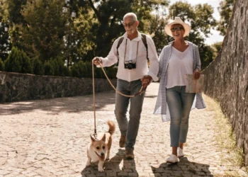 Os idosos têm buscado mais informações sobre sua saúde e bem-estar, o que os ajuda a tomar decisões informadas crédito: lookstudio/ FreePik