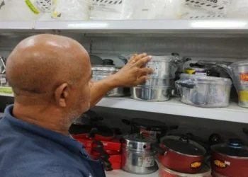 Equipe da Agência de Metrologia verifica produtos têxteis em lojas da região sudeste