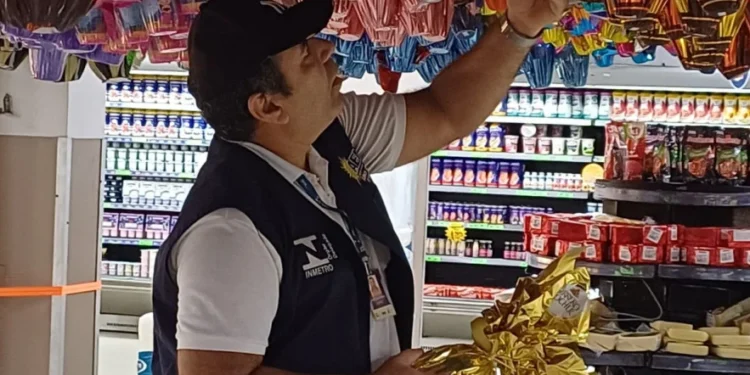 Equipe técnica da Agência de Metrologia fiscaliza ovos de Páscoa no comércio