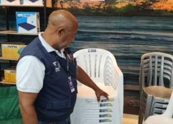 Técnicos da área de Qualidade da AEM fiscalizam cadeiras monobloco no comércio do Tocantins