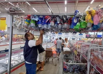 s fiscais da Agência de Metrologia recolhem produtos das diversas marcas ofertadas ao consumidor e atendem à normativa do Inmetro de recolhimento de treze unidades de cada produto para os testes laboratoriais. / Foto: Brenda Ramos/Governo do Tocantins
