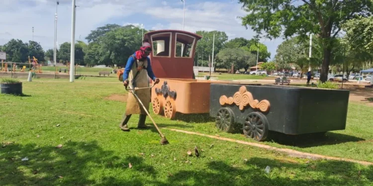 Parques passam por melhorias com troca de torneiras, limpeza de bebedouros e poda de árvores