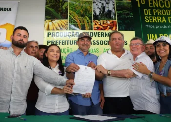 Governador Wanderlei Barbosa na assinatura das Ordens de Serviço para construção de pontes em Miracema. - Foto: Marcio Vieira/Governo do Tocantins