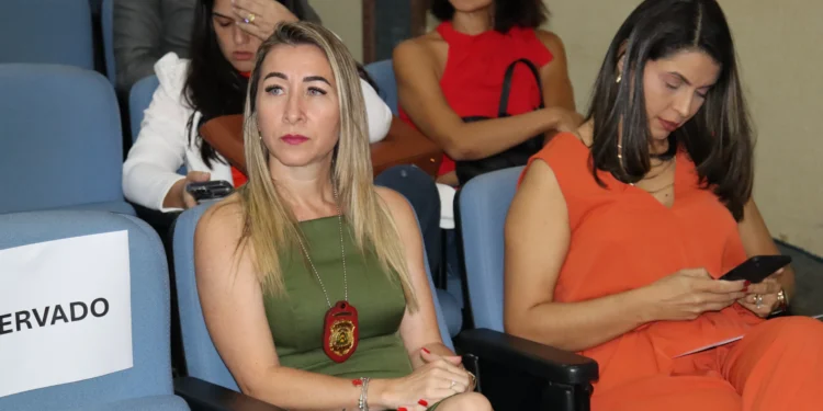 Delegada Sarah Lilian conduziu uma palestra com foco na Lei Maria da Penha - Adrielly Calixto / Governo do Tocantins