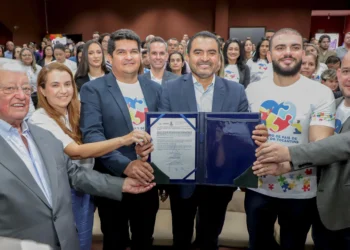 Governador Wanderlei Barbosa assinou o termo durante o 2º Encontro de Pais de Autistas do Tocantins, em alusão ao Dia Mundial de Conscientização do Autismo; Foto: Aldemar Ribeiro/Governo do Tocantins