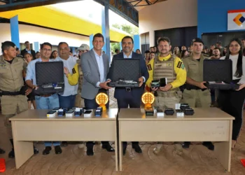 Governador Wanderlei Barbosa e presidente do Detran, Willian Gonzaga, entregam novos equipamentos para os agentes de trânsito; Foto: Adilvan Nogueira/Governo do Tocantins