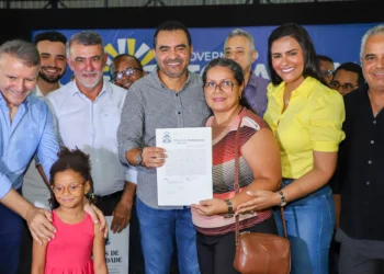 Governador Wanderlei Barbosa entrega título de propriedade a moradores do Jardim Aureny e Arses - Crédito: Esequias Araujo/Governo do Tocantins