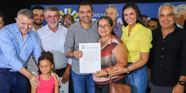 Governador Wanderlei Barbosa entrega título de propriedade a moradores do Jardim Aureny e Arses - Crédito: Esequias Araujo/Governo do Tocantins