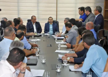 Governador Wanderlei Barbosa recebe prefeitos do Vale do Araguaia para fortalecer programa de cirurgias eletivas da região