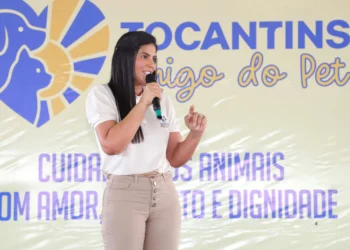 Primeira-dama Karynne Sotero apresenta o projeto Tocantins Amigo do Pet à população de Aliança do Tocantins; Foto: Loise Maria/Governo do Tocantins