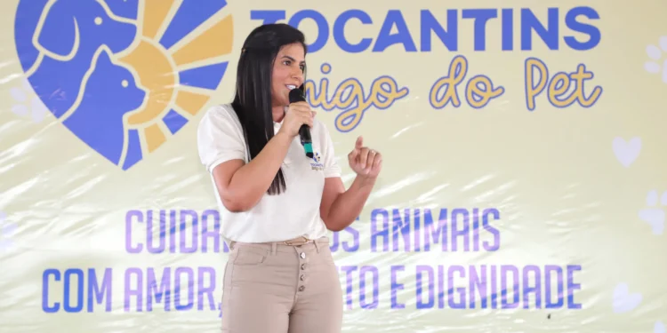 Primeira-dama Karynne Sotero apresenta o projeto Tocantins Amigo do Pet à população de Aliança do Tocantins; Foto: Loise Maria/Governo do Tocantins