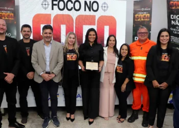 Durante o evento, a primeira-dama Karynne Sotero foi homenageada pela Semarh pelo seu papel fundamental na idealização e fortalecimento do projeto Foco no Fogo; Foto: Aldemar Ribeiro/Governo do Tocantins e Edes Pereira/Governo do Tocantins