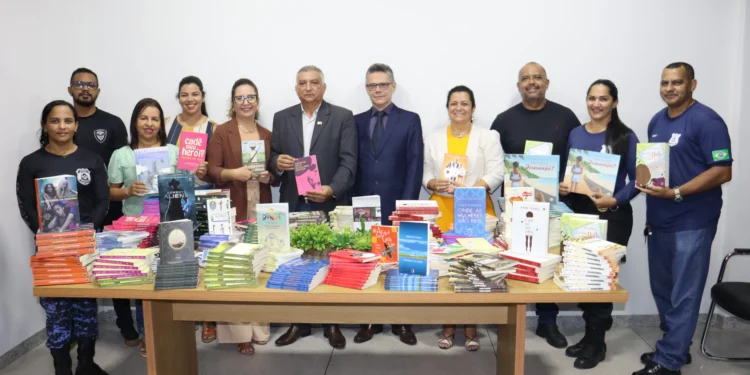 Seciju recebe livros do projeto "Fazendo Justiça", em parceria com o TJTO e Editora Record, para unidades socioeducativas e prisionais do Tocantins. Foto: Nayla Oliveira/Governo do Tocantins