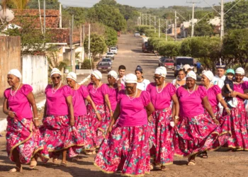 Registro fotográfico das Taieiras no cortejo do Reinado na Festa de Nossa Senhora do Rosário