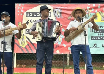 Violeiros do buriti Arnon e Horlei se apresentaram ao público na noite de sábado no Complexo Esportivo de Mateiros