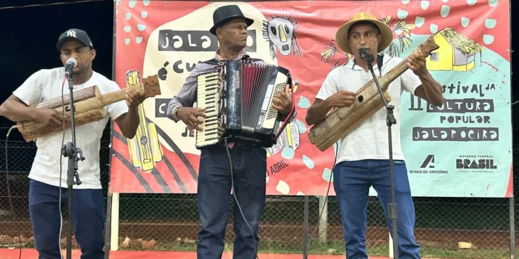 Violeiros do buriti Arnon e Horlei se apresentaram ao público na noite de sábado no Complexo Esportivo de Mateiros