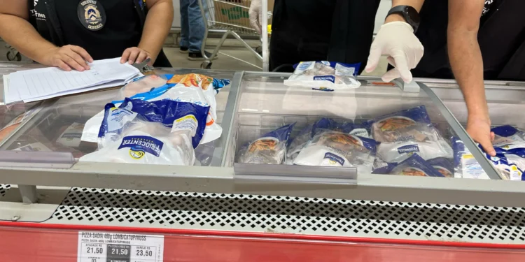 O consumidor deve estar bastante atento em relação às condições de armazenamento e higiene dos produtos e do local. No supermercado, o pescado deve estar exposto em balcão frigorífico e na feira, envolto em gelo picado, sempre protegido do sol e de insetos.