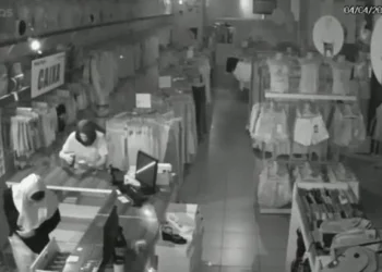 A dupla foi flagrada pelo sistema de monitoramento do estabelecimento comercial - Divulgação PCTO