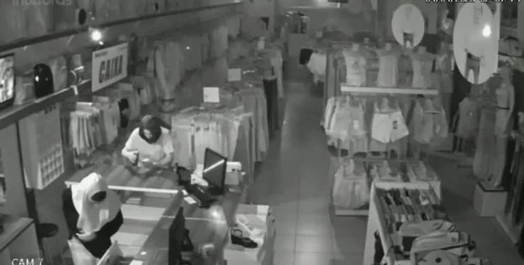 A dupla foi flagrada pelo sistema de monitoramento do estabelecimento comercial - Divulgação PCTO