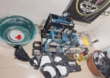 Drogas, prensas e farto material apreendido durante a operação - Foto: Luiz Ernandes