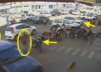 Na imagem, o indivíduo de camisa branca, boné amarelo visualiza a vítima e passa a informação para os comparsas que estão dentro do gol prata estacionado - Divulgação PC/TO