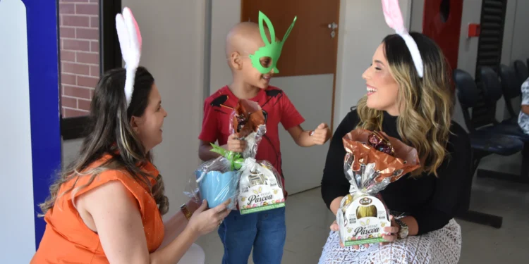 Entrega de vos de páscoa na oncologia pediátrica do HGP (Luciana Barros)