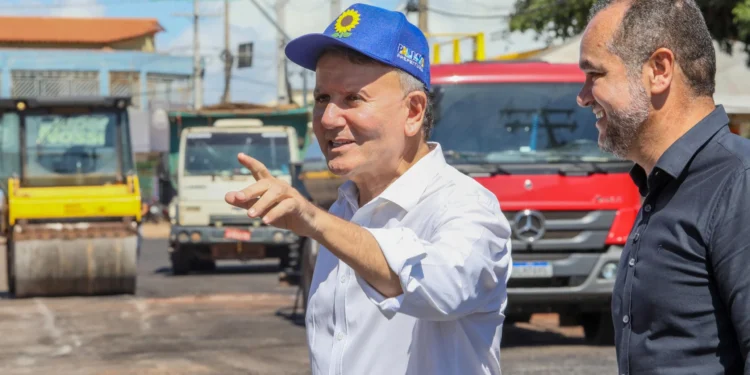 Prefeito Eduardo Siqueira Campos visita obra de recapeamento asfáltico em avenida de Taquaralto