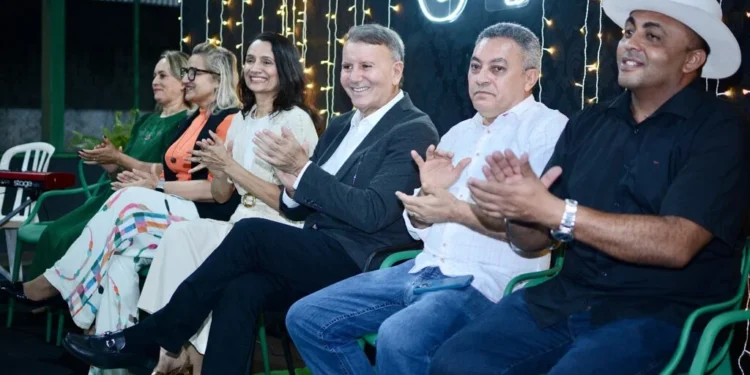 Eduardo Siqueira Campos anuncia reforma na Escola Municipal Crispim Pereira Alencar durante celebração de aniversário da unidade