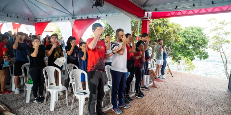 Fiéis vivenciam a Paixão de Cristo na tradicional subida à Serra do Estrondo