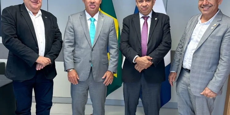 Anderson Justino (diretor técnico da AEM), Márcio André Oliveira Brito (presidente do Inmetro), Eli Borges (deputado federal) e Ronan Dorneles de Sousa (presidente da AEM) em reunião de trabalho. / Foto: Dicom/Inmetro