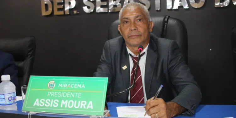 Manutenção do campo de futebol do Santa Rosa é pedida por Netinho do Povo