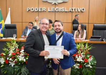 Em solenidade no legislativo da capital, jornalista Leal Junior é homenageado