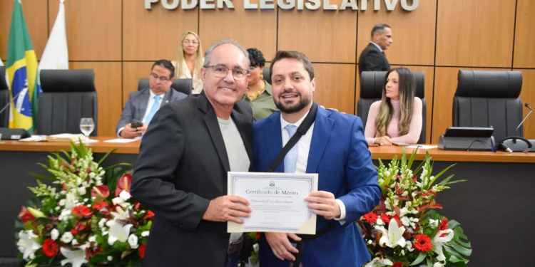 Em solenidade no legislativo da capital, jornalista Leal Junior é homenageado