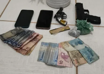 Dinheiro, drogas, maconha e arma de fogo apreendidos durante a operação Ruptura - Foto: Dicom SSP TO
