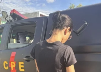 Contra ela havia mandado de prisão por retirada ilegal de criança de sua guarda legítima - Foto: Divulgação PMGO