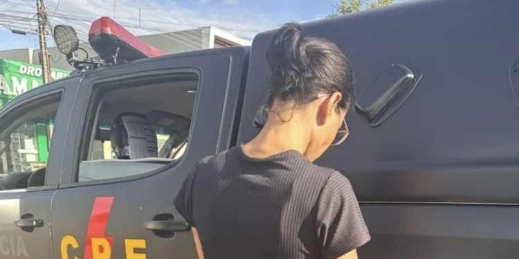 Contra ela havia mandado de prisão por retirada ilegal de criança de sua guarda legítima - Foto: Divulgação PMGO