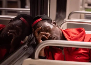 Por causa da dupla jornada de trabalho, mulheres são desproporcionalmente afetadas pelo burnout, segundo especialistas
crédito: Getty Images