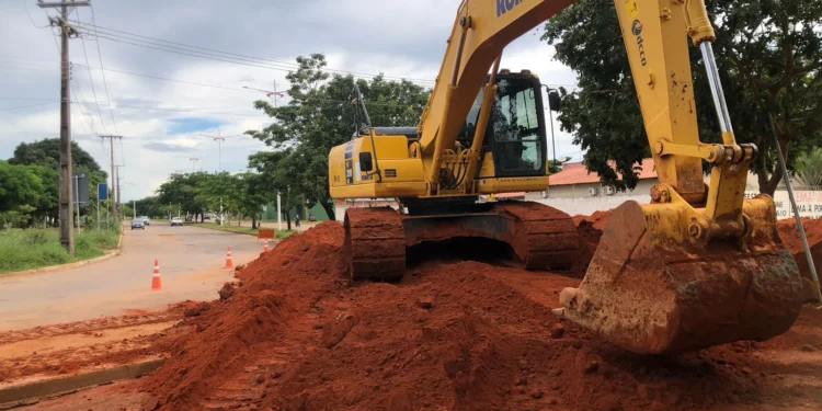 Obra de drenagem e pavimentação da LO-21 é retomada em Palmas