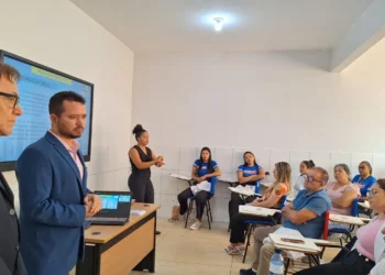 Intérprete e participantes durante curso em Augustinópolis - Foto: Divulgação