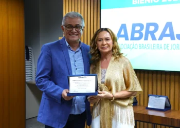 Secretário Hercy Filho e a diretora de Projetos Especiais da Abrajet, Suzana Barros, durante entrega do título (Foto: Silvio Santos/Assembleia Legislativa do Tocantins)