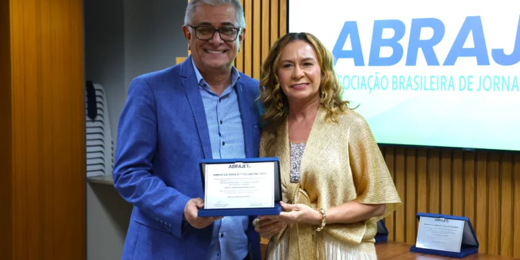 Secretário Hercy Filho e a diretora de Projetos Especiais da Abrajet, Suzana Barros, durante entrega do título (Foto: Silvio Santos/Assembleia Legislativa do Tocantins)