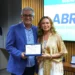 Secretário Hercy Filho e a diretora de Projetos Especiais da Abrajet, Suzana Barros, durante entrega do título (Foto: Silvio Santos/Assembleia Legislativa do Tocantins)