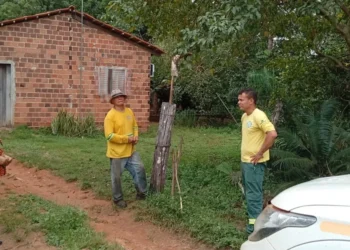 Durante as visitas, a equipe dialoga com os moradores sobre o uso do fogo nas propriedades - Foto: Naturatins/Governo do Tocantins