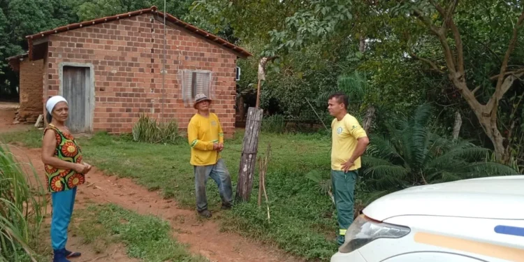 Durante as visitas, a equipe dialoga com os moradores sobre o uso do fogo nas propriedades - Foto: Naturatins/Governo do Tocantins