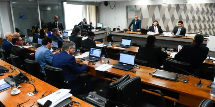 Comissões lideradas por bolsonaristas analisam ampliação de acesso a armas